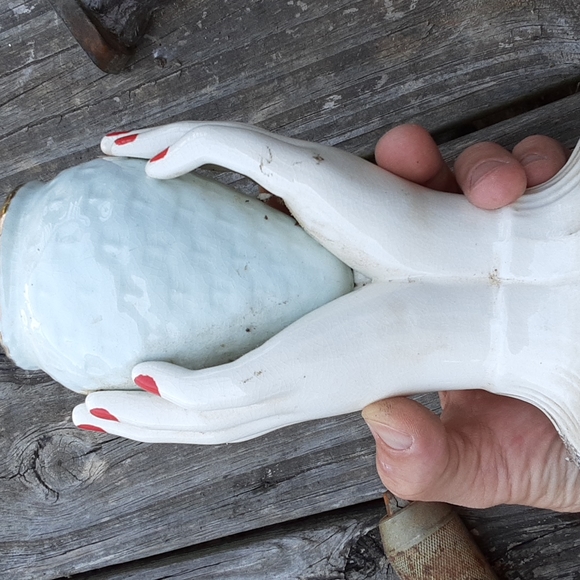 Cool vintage hands holding a small planter - Picture 2 of 4